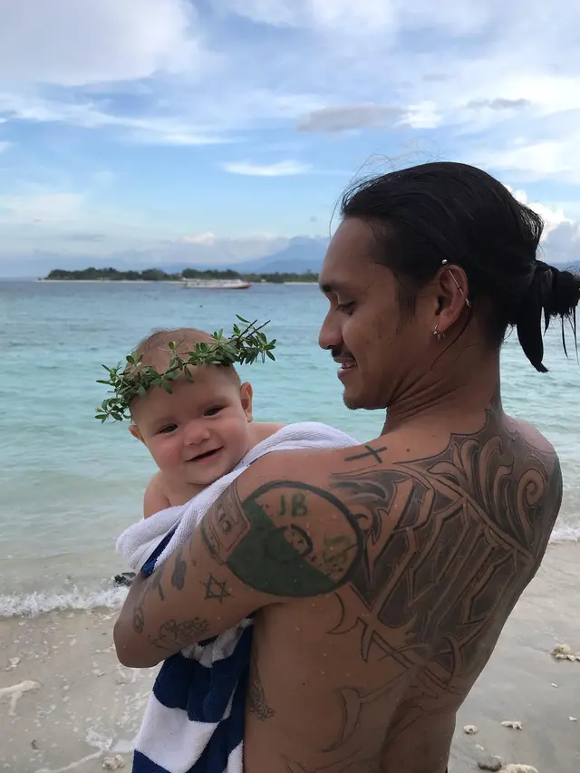 7 Potret Terbaru Yosua Putra, Anak Band yang Jadi Bintang Iklan Binomo