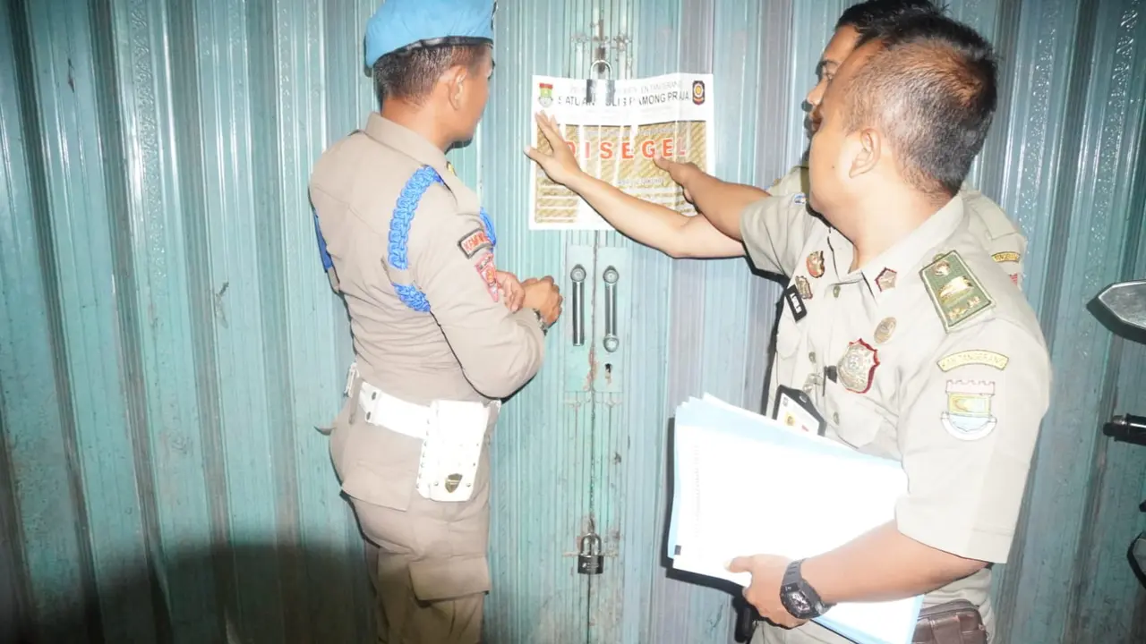 Satuan Polisi Pamong Praja (Satpol PP) Kabupaten Tangerang, menyegel warung kopi (Warkop) yang kerap menyetel musik keras dan disinyalir jadi tempat dugem