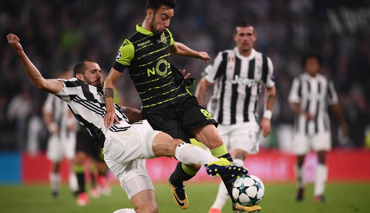 Bek Juventus, Giorgio Chiellini, menahan laju gelandang Sporting Lisbon, Bruno Fernandes, pada laga Liga Champions di Stadion Allianz, Turin, Rabu (18/10/2017). Juventus menang 2-1 atas Sporting. (AFP/Marco Bertorello)