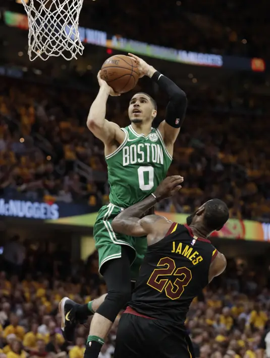 Aksi pemain Celtics, Jayson Tatum (0) melakukan tembakan saat diadang pemain Cavaliers, LeBron James (23) pada laga final Wilayah Timur NBA basketball di Quicken Loans Arena, Clevelan, (19/5/2018). Cavaliers menang 116-86. (AP/Tony Dejak)