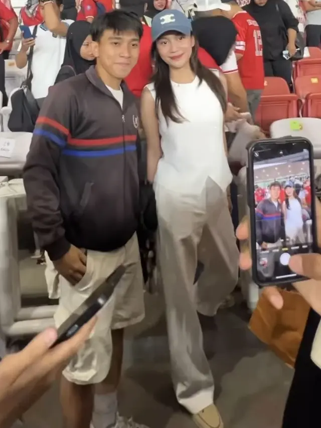 Azizah Salsha Serba Putih  saat Menyaksikan Timnas Indonesia vs Arab. [@andre_rosiade]