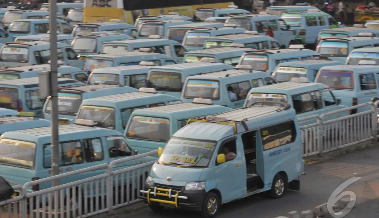 Namun rencana ini masih menunggu kedatangan ribuan bus untuk mengganti armada yang sudah tua, Jakarta (28/8/2014) (Liputan6.com/Johan Tallo)