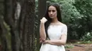 Vicky Monica berakting saat pembuatan video klip singel terbaru Ridho Rhoma yang berjudul 'Mengapa' di kawasan Cibubur, Jakarta, Kamis (9/2). Ridho Rhoma mengaku senang bisa bekerja sama kembali dengan Rizal Mantovani. (Liputan6.com/Herman Zakharia)