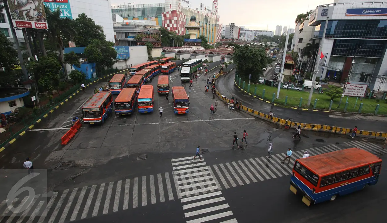 Suasana di Terminal Blok M, Jakarta, Selasa (1/11). Berdasarkan data Organdam DKI Jakarta, hampir 90% dari total sekitar 6.000 angkutan umum bus sedang seperti Kopaja, Metromini, dan sebagainya sudah tidak layak jalan. (Liputan6.com/Immanuel Antonius)