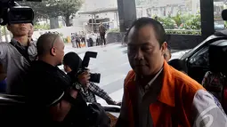  Tersangka kasus suap terhadap mantan Ketua MK Akil Mochtar, Muhtar Ependy mengenakan kemeja putih   bergaris dan rompi KPK saat menjalani pemeriksaan, Jakarta, Jumat (24/10/2014)   (Liputan6.com/Johan Tallo)