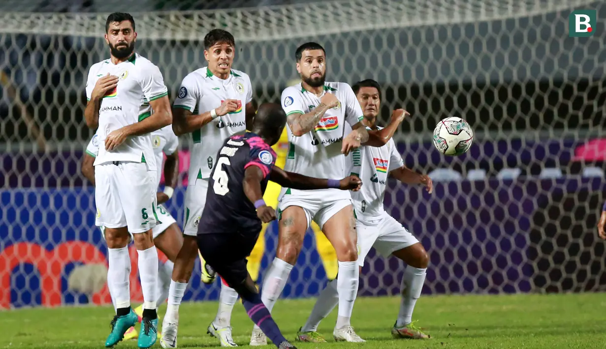 Pemain RANS Nusantara FC, Makan Konate melepaskan tembakan bebas ke gawang PSS Sleman dalam laga pekan ke-2 BRI Liga 1 2022/2023 antara RANS Nusantara FC melawan PSS Sleman di Stadion Pakansari, Bogor, Jumat (29/7/2022) malam WIB. (Bola.com/M Iqbal Ichsan)