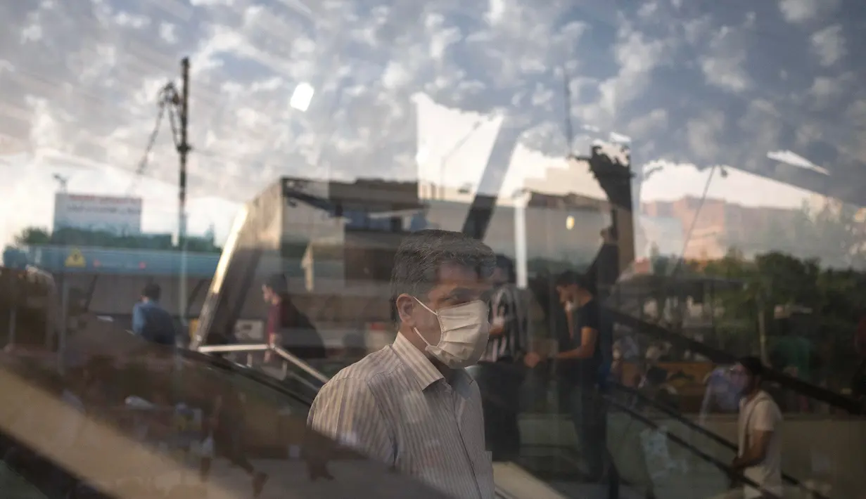 Seorang pria dengan masker memasuki stasiun kereta bawah tanah di Teheran, 28 Juni 2020. Presiden Iran Hassan Rouhani pada Minggu (28/6) mengatakan mengenakan masker di tempat umum akan menjadi wajib mulai pekan depan di tengah meningkatnya kasus dan kematian akibat COVID-19 (Xinhua/Ahmad Halabisaz)
