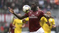 Tiemoue Bakayoko gelandang muda berusia 24 tahun milik Chelsea yang dipinjamkan ke AC Milan berpeluang meningkatkan kariernya karena Chelsea terkena sanksi transfer pemain selama 2 musim. ( AFP/Miguel Medina )