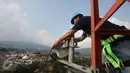 Teknisi XL melakukan perawatan atas perangkat BTS 4G di atas menara di kawasan Lembang, Bandung, (2/11/2015). Proses refarming atau penataan ulang frekuensi 1800Mhz telah selesai untuk wilayah Kota Bandung dan sekitarnya. (Liputan6.com/Yudha Gunawan)