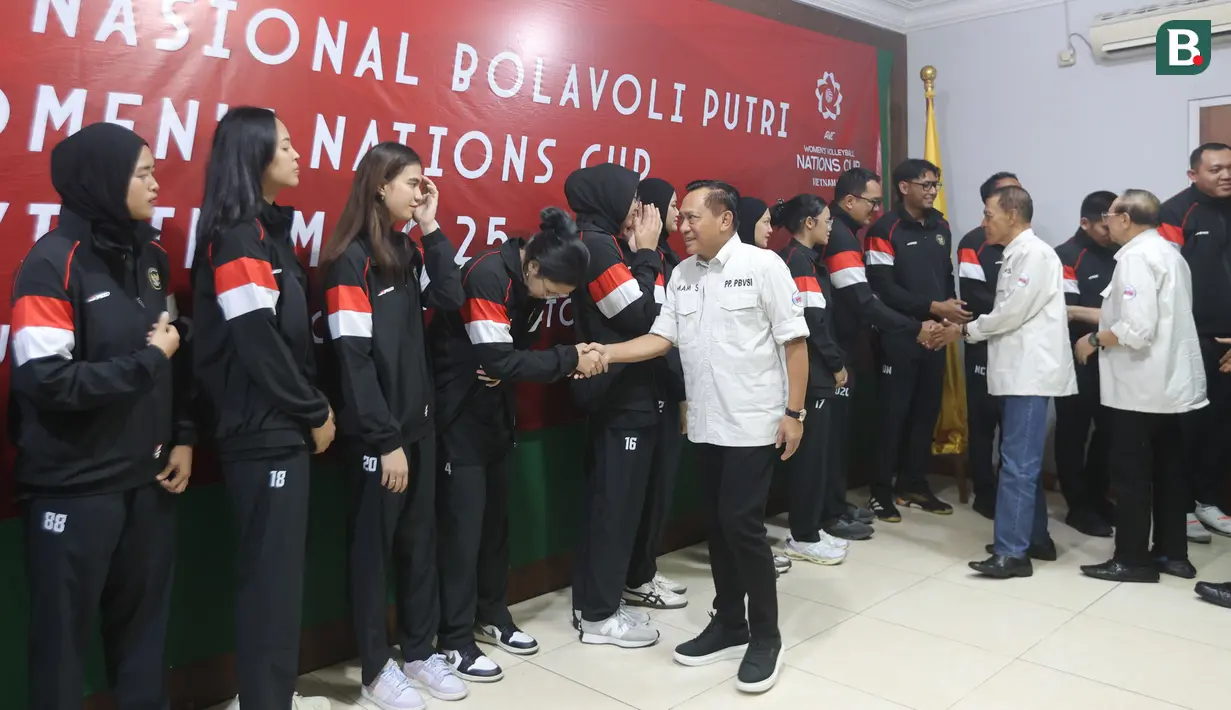 Ketua Umum PBVSI Imam Sudjarwo menyalami pemain saat melepas Timnas Voli Putri Indonesia untuk mengikuti ajang AVC Nations Cup 2025 di Padepokan Bola Voli Jenderal Polisi Kunarto, Sentul, Bogor. Rabu (4/6/2025). (Bola.com/M Iqbal Ichsan)