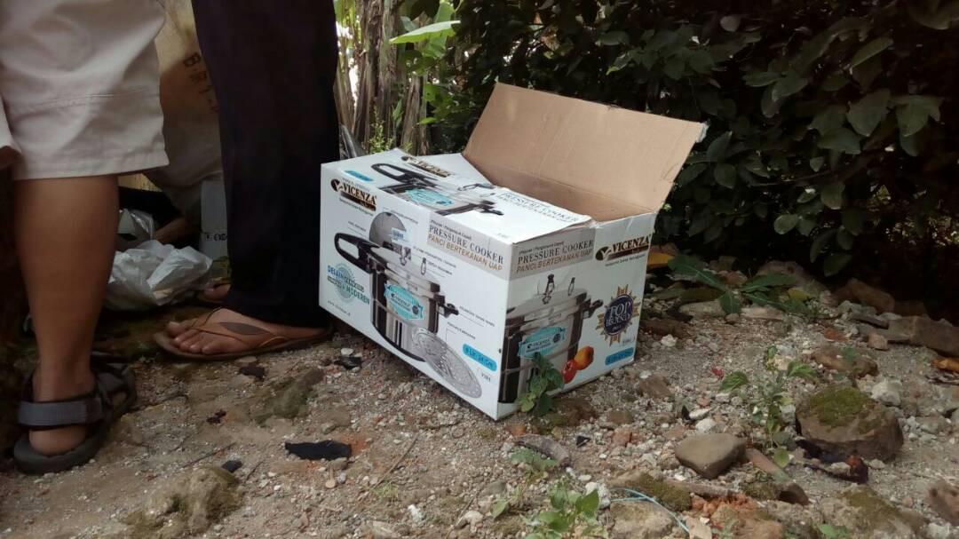 Sebuah kardus panci presto ditemukan di kontrakan, terduga bomber Kampung Melayu, AS, di Garut, Sabtu (27/5/2017). (Liputan6.com/Jayadi Supriadin)
