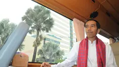 Jokowi saat menumpang bus Enjoy Jakarta milik Pemprov DKI, (3/10/14). (Liputan6.com/Herman Zakharia)