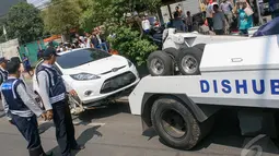 Mobil putih ini kepergok Dishub saat parkir liar di kawasan Fatmawati, Jakarta, Selasa (23/9/2014) (Liputan6.com/Faizal Fanani)
