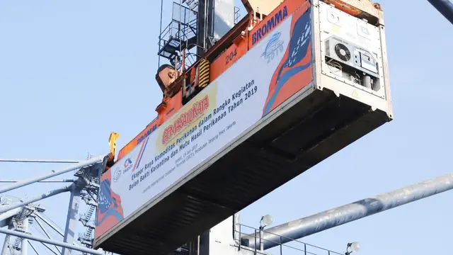Menteri Kelautan dan Perikanan Susi Pudjiastuti didampingi Dirjen Bea dan Cukai Kementerian Keuangan Heru Pambudi, memimpin acara pelepasan Ekspor Raya di Pelabuhan Tanjung Priok, Jakarta pada Jumat (19/7/2019).