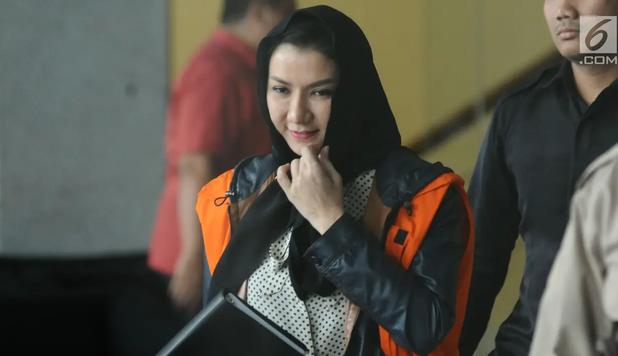 Bupati (nonaktif) Kutai Kartanegara, Rita Widyasari usai menjalani pemeriksaan lanjutan di gedung KPK, Jakarta, Rabu (25/10). Rita Widyasari sebagai tersangka di dua kasus berbeda atas dugaan suap dan gratifikasi. (Liputan6.com/Helmi Fithriansyah)