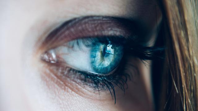 [Bintang] Pasang Extension Bulu Mata, Mata Perempuan Ini Malah Bengkak