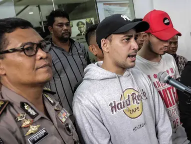 Aktor Riza Shahab memberi keterangan usai menjalani pemeriksaan oleh BNN di Polda Metro Jaya, Jakarta, Jumat (13/4). Riza Shahab ditangkap atas dugaan penyalahgunaan narkotika. (Liputan6.com/Faizal Fanani)