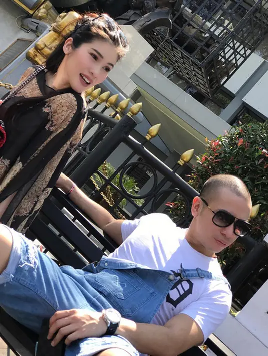 Banyaknya postingan yang menyiratkan berpindah keyakinan itu membuat banyak netizen yang mempertanyakan.  Tidak sedikit juga yang mendoakan perkawinannya dengan Anggie berjalan lancar. (Instagram/anggipratama142)