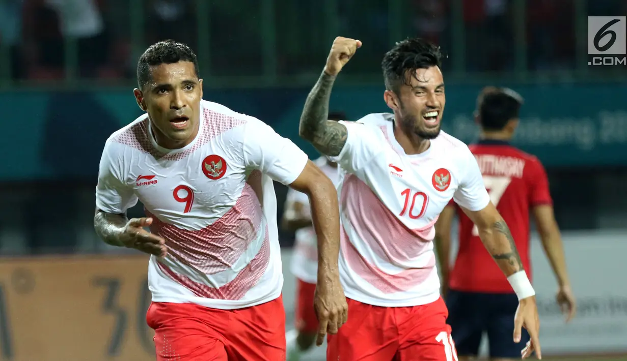 Penyerang Timnas Indonesia, Alberto Goncalves (kiri) bersama Stefano Lilipaly merayakan gol ke gawang Laos pada penyisihan Grup A Sepak Bola Asian Games 2018 di Stadion Patriot Candrabhaga, Bekasi, Jumat (17/8). (Liputan6.com/Helmi Fithriansyah)