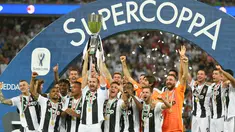 Pemain Juventus, Giorgio Chiellini mengangkat trofi Piala Super Italia 2018 seusai mengalahkan AC Milan pada laga final di King Abdullah Sports City, Kamis (17/1). Juventus keluar sebagai kampiun dengan meraih kemenangan tipis 1-0. (AP Photo)