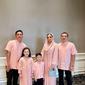 Acara tersebut juga dihadiri Ashanty, Anang Hermansyah, Azriel Hermansyah, serta Arsy dan Arsya yang kompak memakai pakaian merah muda dari Windy Savosa Couture. (Instagram/ashanty_ash).