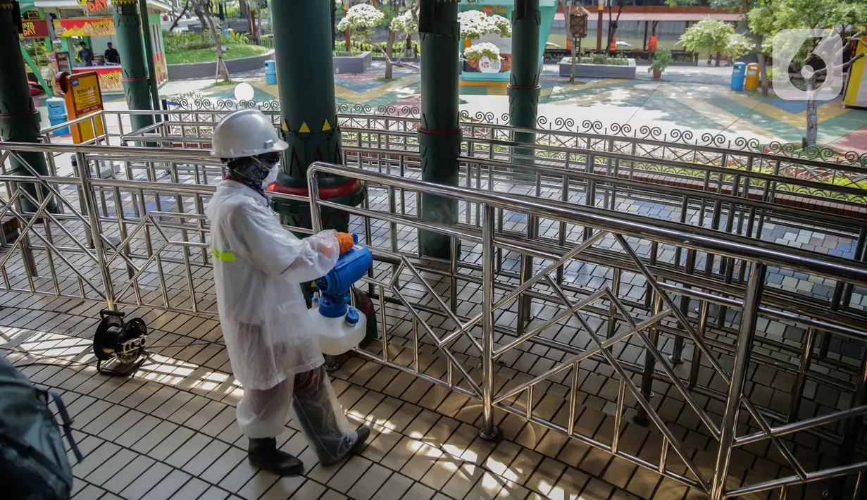 Petugas mengenakan pakaian pelindung menyemprotkan disinfektan di Dunia Fantasi (Dufan), Ancol, Jakarta, Sabtu (14/3/2020). Pembersihan sejumlah wahana di Dufan dengan menggunakan cairan disinfektan guna mengantisipasi penyebaran virus corona (Covid-19). (Liputan6.com/Faizal Fanani)