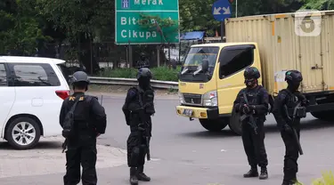 Personel Brimob bersenjata melakukan penjagaan ketat di depan pintu masuk Tol Bitung, Tangerang, Baten, Selasa (6/10/2020). Penjagan ketat dilakukan untuk mengamankan dan mencegah aksi buruh yang akan menggelar aksi menolak UU Cipta Kerja. (Liputan6.com/Angga Yuniar)