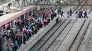 Sejumlah penumpang saat menunggu KRL, Jakarta, Selasa (20/10/2015). PT KRL Commuter Jakarta akan menyesuaikan tarif KRL Jabodetabek sampai 50 % mulai November 2015. (Liputan6.com/Immanuel Anton)