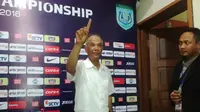 Pelatih Persela, Sutan Harharah, mundur dari jabatannya usai laga kontra PSM yang berakhir dengan skor 2-2, Jumat (2/9/2016). (Bola.com/Fahrizal Arnas)