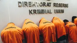 Dalam gelar perkara tersebut, petugas juga menunjukkan para pelaku kasus pencurian dan kasus pengeroyokan yang menyebabkan orang meninggal, Jakarta, Selasa (11/11/2014). (Liputan6.com/Faizal Fanani)