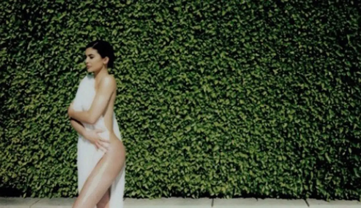 “Mengunggah foto-foto polaroid di aplikasi resmi Kylie Jenner dari beberapa tahun silam,” tulis Kylie Jenner. (Instagram/Kyliejenner)