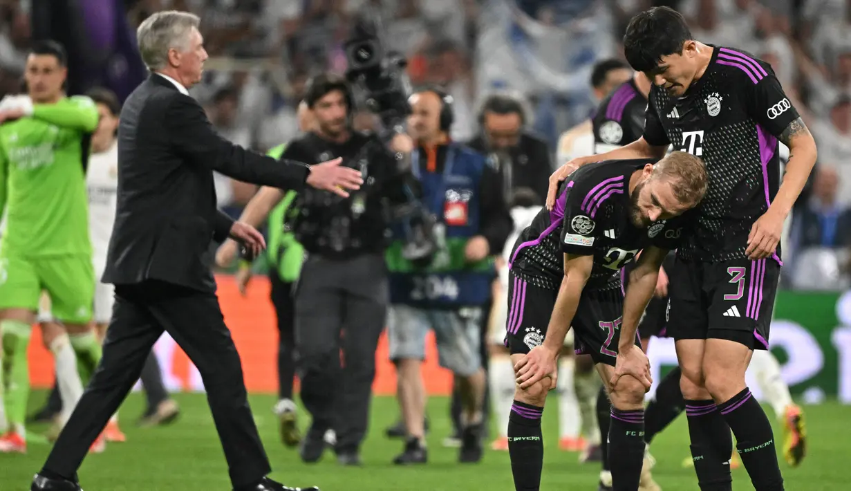 Bermain di stadion Santiago Bernabeu, Bayern Munchen harus menelan pil pahit kekalahan 1-2 dari Real Madrid. (JAVIER SORIANO/AFP)