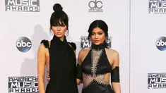 Model Kendall Jenner dan sang adik, Kylie Jenner ketika berpose di red carpet ajang American Music Awards 2015 di Los Angeles , California, Minggu (22/11). (REUTERS/David McNew)