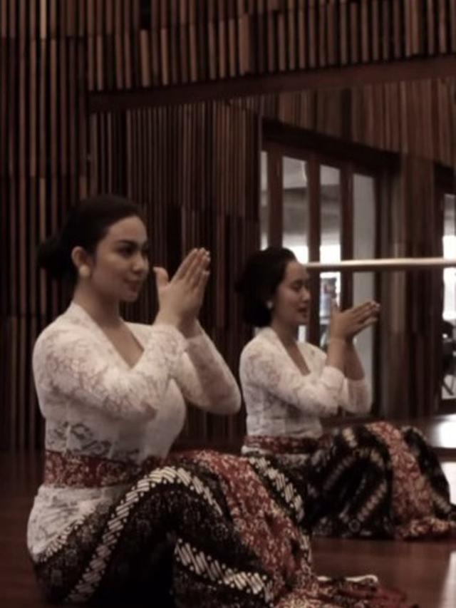 6 Potret Ariel Tatum Belajar Tari Tradisional Yogyakarta, Bak Putri Jawa