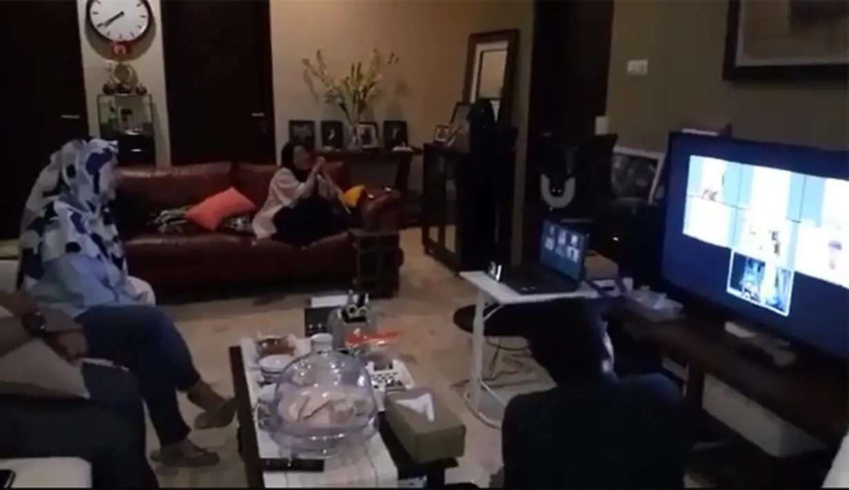 Ruang keluarga tampak luas dengan sofa yang digunakan santai bersama keluarga. Tampak, Ikke memperhatikan televisi besar di hadapannya. "Senang Banget Malam ini bisa ikutan Belajar Bareng scr On Line dgn Murid2 Sekolah Dangdut Ikke Nurjanah @sekolahdangdut.." tulis Ikke Nurjanah. [Foto: dok. Instagram/ikkenurjanah0518]