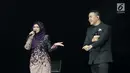 Penyanyi Siti Nurhaliza (kiri) berduet dengan Tulus dalam konser 'Dato Sri Siti Nurhaliza on Tour' di Istora Senayan, Jakarta, Kamis (21/2). Siti berharap bisa membuat album dengan Tulus. (Fimela.com/Bambang E Ros)