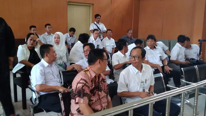 Kedua terdakwa kasus tipikor saat menjalani sidang perdana (Liputan6.com/Nefri Inge)