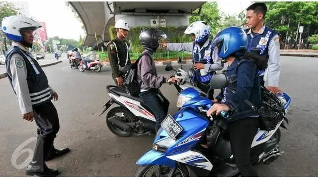 Pengendara sepeda motor di kawasan Lenteng Agung, Jakarta Selatan selalu lawan arus hingga PT Ford Motor Indonesia berhenti beroperasi.