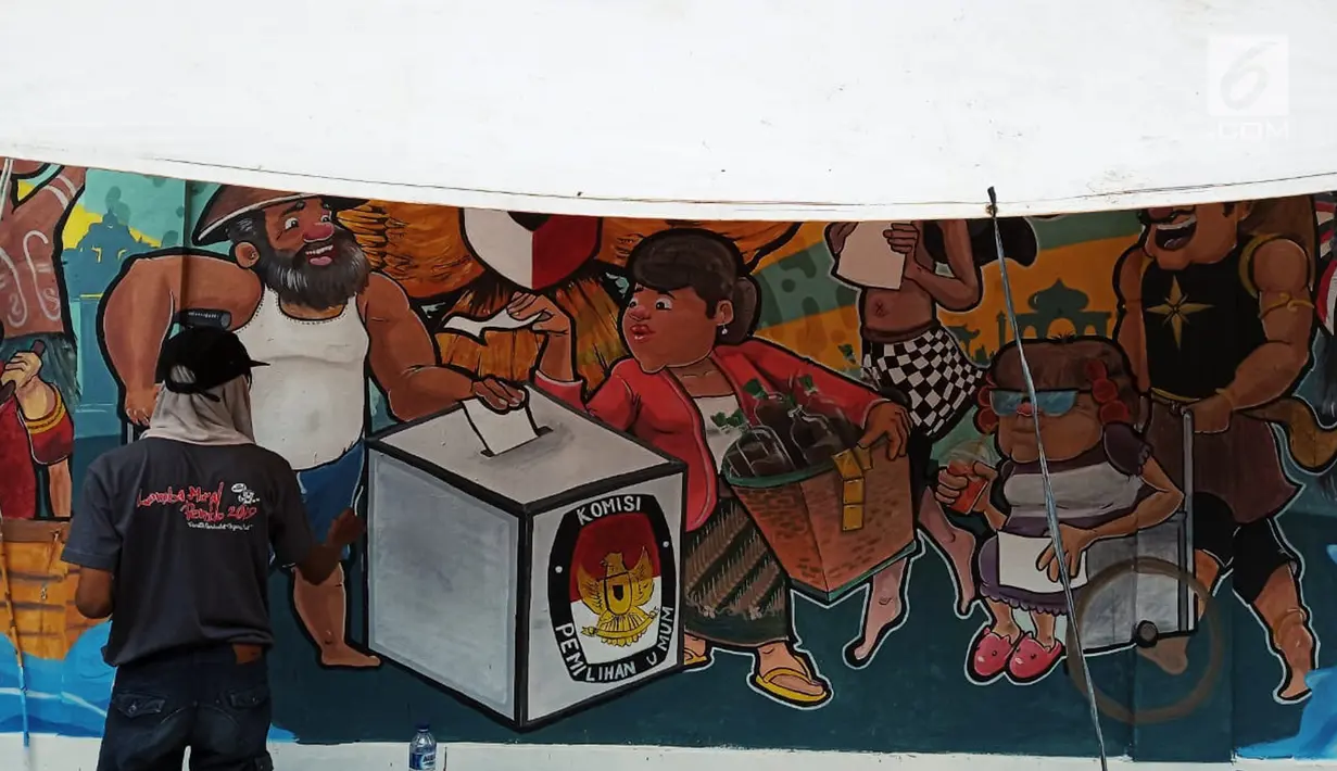 Seorang pria menyelesaikan pembuatan lukisan mural di Kawasan TBRS Semarang, Minggu, (3/3). Acara yang diadakan oleh KPU Jateng ini adalah sosialisasi ajakan mencoblos pemilu saat april mendatang. (Liputan6.com/Gholib)