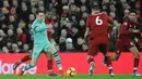 Gelandang Arsenal, Aaron Ramsey menggiring bola dari kawalan tiga pemain Liverpool selama pertandingan melawan Arsenal pada lanjutan Liga Inggris di Anfield Stadium (29/12). Liverpool menang telak atas Arsenal 5-1. (AP Photo/Rui Vieira)