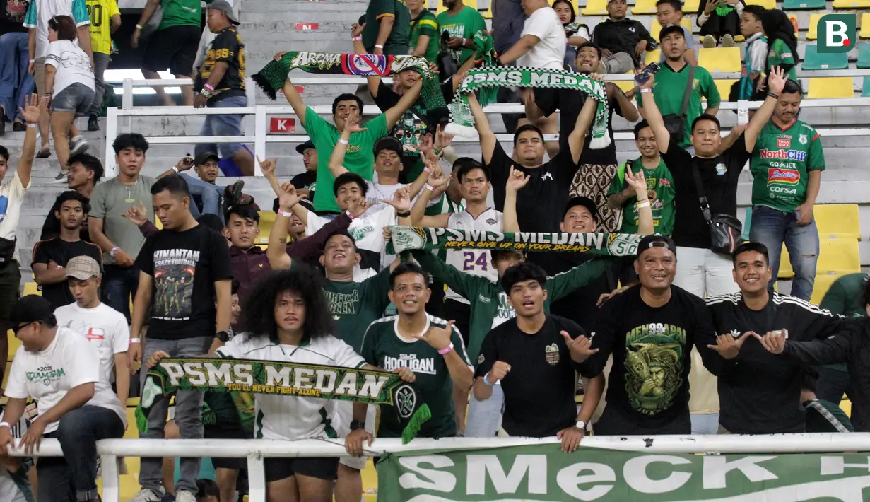 Suporter PSMS Medan yang tergabung dalam SMeCK Hooligan memberikan dukungan langsung dari tribun Stadion Gelora Bung Tomo, Surabaya, Jawa Timur, saat tim kesayangannya menghadapi Persebaya Surabaya pada laga kedua Grup B Piala Presiden 2026, Rabu (29/7/2026). Meski PSMS harus mengakui keunggulan Persebaya dengan skor 0-1, para pendukung Ayam Kinantan tetap setia memberikan semangat sepanjang pertandingan. (Bola.com/Wahyu Pratama)