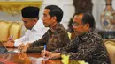Presiden Joko Widodo (tengah) menyimak penjelasan dari Ketua Umum PP Muhammadiyah Haedar Nashir di Istana Kepresidenan. Senin (13/2). (Liputan6.com/Angga Yuniar)
