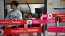 Orang-orang berbaring di lantai setelah penerbangan mereka dengan Maskapai penerbangan bertarif rendah Kolombia Viva Air dibatalkan di bandara internasional El Dorado di Bogota, Selasa (28/2/2023). Perusahaan mengatakan merger adalah satu-satunya jalan keluar dari kesengsaraan keuangan yang disalahkan pada pandemi virus Corona. (Juan Barreto / AFP)