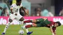 Bek Ghana Daniel Amartey berebut bola dengan penyerang Portugal Joao Felix pada duel grup H Piala Dunia 2022 di stadion 974, Kamis (24/11/2022).  Portugal berhasil memimpin klasemen grup H usai kemenangan 3-2 atas Ghana (AP Photo/Ariel Schalit)