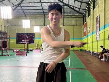 Pemilik nama lengkap Brian Imanuel Soewarno itu memiliki banyak fans di seluruh dunia, termasuk Indonesia. Dalam kesempatan tersebut, Brian membagikan momen dirinya main badminton. Ia tampak sangat antusias dan bersemangat dalam berolahraga. (Liputan6.com/IG/@brianimanuel)