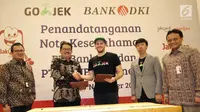 Direktur Bisnis Bank DKI,  Antonius Widodo Mulyono (kedua kiri) dan CMO Go-Jek,  Piotr Jakubowski (tengah) usai MoU antara Bank DKI dengan Gojek Indonesia, Selasa (7/11). (Liputan6.com/Pool/Budi)
