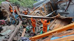 Banjir bandang yang melanda desa Chositi, Distrik Kishtwar, Kashmir, India, pada Kamis (14/8/2025) setelah hujan deras memicu terjadinya bencana tanah longsor. (Mir Imran/AFP)