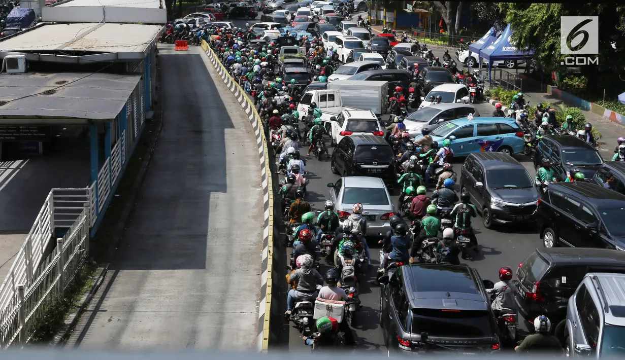 Kondisi lalu lintas semrawut saat penutupan ruas Jalan Veteran akibat adanya sidang sengketa Pilpres 2019 di Gedung Mahkamah Konstitusi (MK), Jakarta, Selasa (18/6/2019). Penutupan Jalan Veteran mengakibatkan kemacetan lalu lintas di sekitar kawasan tersebut. (Liputan6.com/JohanTallo)