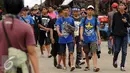 Suporter Persib mendatangi Stadion Si Jalak Harupat, Bandung, untuk menyaksikan laga Persib melawan Mitra Kukar di Turnamen Piala Bhayangkara di Kamis (17/3/2016). Laga Persib kontra Mitra Kukar berakhir imbang 1-1. (Liputan6.com/Helmi Fithriansyah)