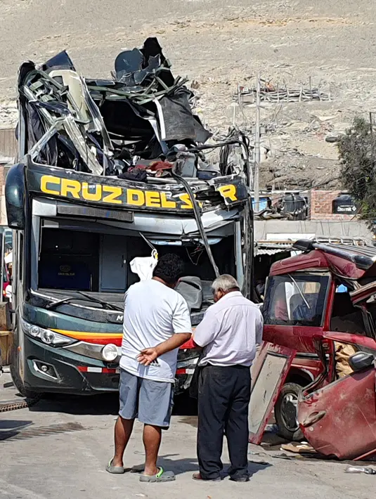 Kondisi bus tingkat yang ringsek setelah menabrak mobil-mobil yang diparkir di daerah Arequipa, Peru, Senin (6/1/2020). Bus itu sempat menabrak sebuah mobil sebelum terguling dan menewaskan belasan penumpang. (Photo by Javier Casimiro / AFP)
